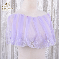 Dentelle en tulle fluide violet clair en gros avec bordure ornée de plumes de paon pour soirées romantiques et robes longues bohèmes