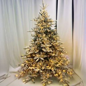 Sapin de Noël floqué de haute qualité, pré-éclairé, entièrement en PE, avec lumières LED blanc chaud - Product Image 1