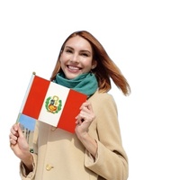 2024 Venta caliente de fábrica Perú poste de madera bandera ondeada a mano para vacaciones generales