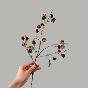 L-011 Bouquet de baies artificielles <span class=keywords><strong>en</strong></span> plastique faites à la main et de framboises, décoration moderne pour la maison, pour la fête des mères et la remise des diplômes - Product Image 2