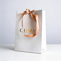 Sacs cadeaux de luxe en carton blanc avec logo personnalisé, sacs en papier pour parfums avec dorure à chaud, directement de l'usine, pour corde en coton certifié
