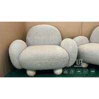 Fauteuil d'appoint en tissu bouclé gris clair à bas prix, avec pieds courts et dossier arrondi, pour salon
