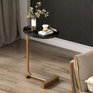 Table d'appoint en faux marbre, petite table basse, base en métal doré, style minimaliste, table d'appoint pour salon - Product Image 1
