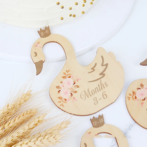 Divisor de ropa de madera con forma de cisne, etiqueta de clasificación para ropa de bebé, calendario UV de hitos de bebé de madera - Product Image 3