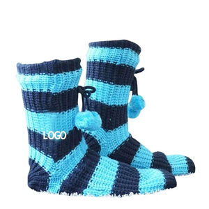 कस्टम सुपर कॉसी क्रू आकस्मिक एंटी-बैक्टीरियल लाइनिंग ब्लू और नेवी स्ट्रिप्ड विंटर क्रिसमस पॉम स्लाइपर मोजे - Product Image 3