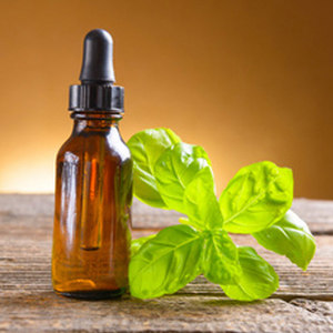 <span class=keywords><strong>Huile</strong></span> <span class=keywords><strong>essentielle</strong></span> de basilic distillée à la vapeur naturelle Baisfu <span class=keywords><strong>Ocimum</strong></span> <span class=keywords><strong>Basilicum</strong></span> pour les applications industrielles d'aromathérapie d'arôme alimentaire - Product Image 3