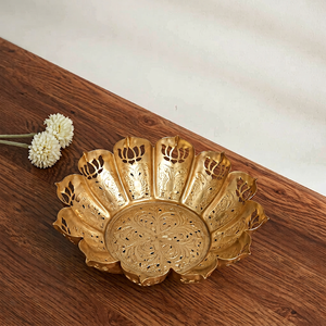 Assiette décorative en bambou faite à la main, forme de fleur, incrustation dorée, design nordique, vaisselle et assiettes pour fêtes - Product Image 1