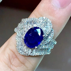 Anello Geometrico con Zirconi per Donne, Elegante Gioiello di Lusso con Micro Pavé, Regalo di Moda - Product Image 1