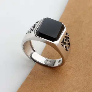 Grande bague en pierre personnalisée OEM/ODM pour HOMMES Bagues en pierre noire carrée en acier inoxydable plaqué or 18 carats