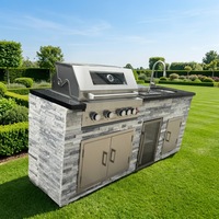 Îlot de cuisine extérieur en pierre culturelle sur mesure avec barbecue à gaz, évier de lavage des mains, refroidisseur de boissons, cuisine de fête extérieure