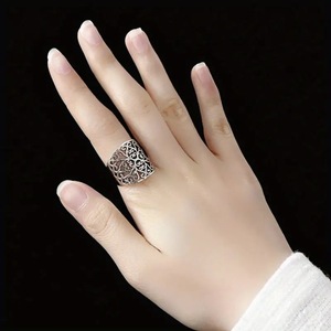 Anello Largo Vintage con Motivo Traforato, Stile Boho Unisex, Gioiello da Dito Casual per Uso Quotidiano - Product Image 3