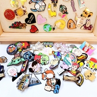 Pins de esmalte suave personalizados con dibujos animados, insignias metálicas con purpurina, fabricante de logotipos, impresión tipográfica, chapado, estilo animal, anime lindo, duro, bajo MOQ
