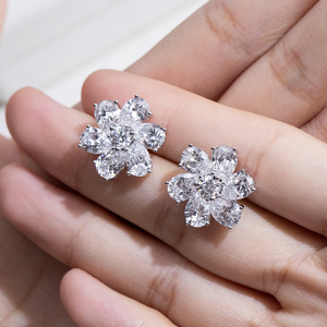Boucles d'oreilles Messi Jewelry MSE-846 en or jaune 18 carats avec diamants ronds et en forme de poire pour femmes - Product Image 6