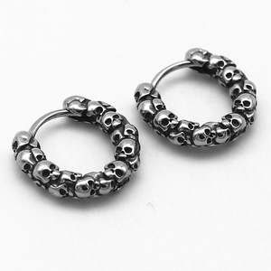 Pendientes Huggie con diseño de calavera de Yunnique, de acero inoxidable, unisex, estilo gótico, a la moda - Product Image 1