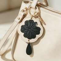 Porte-clés en cuir PU vibrant en forme de feuille de lotus, pendentif créatif et mignon pour sac à main, idéal comme cadeau pour femme et accessoire de sac