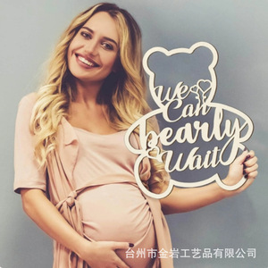 Adorno de madera con forma de oso amazónico para fotos de baby shower con la frase "We Can Bearly Wait", decoración para habitación de bebé - Product Image 4