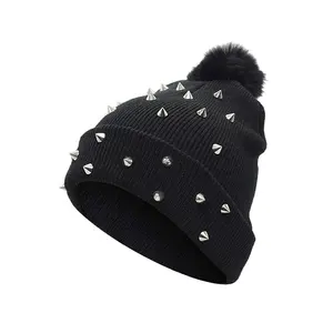 Topi Beanie bertatah logam Pompom lipat rajut akrilik hitam kustom dengan paku