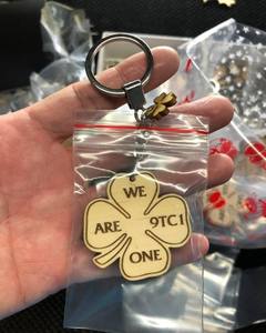 Porte-clés personnalisé en acier inoxydable et en bois avec logo gravé et formes photo numérique pour la décoration - Product Image 1