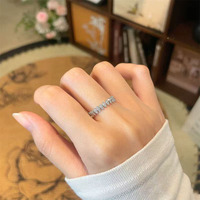 Anello Chic e Trendy con Diamanti Sintetici, Placcato in Oro Bianco 18K, Gioiello Raffinato per Fidanzamento e Matrimonio