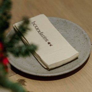 Serviettes de table brodées en coton et lin avec logo personnalisé pour les commandes en gros de traiteur pour conférences et événements - Product Image 1