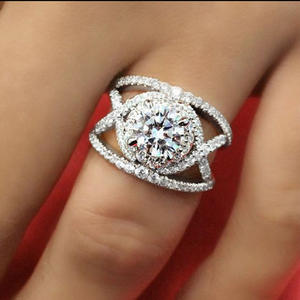 Anello da Donna Q592 in Oro Bianco con Diamante Naturale Taglio Brillante Rotondo, Anello di Fidanzamento Colore G con Design Halo - Product Image 2