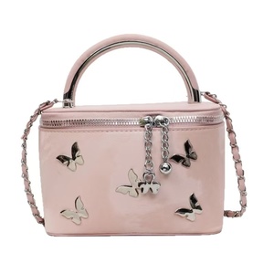 Sacs à la mode pour femmes: les éléments papillon et les chaînes métalliques sont parfaitement intégrés pour créer une mode de rêve - Product Image 6