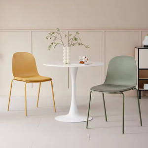 Sedia da Pranzo Moderna Impilabile in Plastica con Cuscino in Tessuto, Gambe in Metallo Colorato per Sala da Pranzo e Ristorante - Product Image 3