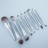 Ensemble professionnel de 14 pinceaux de maquillage gris argenté en bois, pinceaux de luxe pour fond de teint et estompage avec sac de voyage en suède, vente en gros