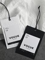 Étiquette suspendue de luxe personnalisée en papier texturé brillant gaufré, couleur au choix, respectueuse de l'environnement, pour vêtements