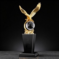 Trophée globe en cristal personnalisé Aigle doré, Aigle en résine sur boule de verre, base en cristal noir, trophée de récompense pour la leadership