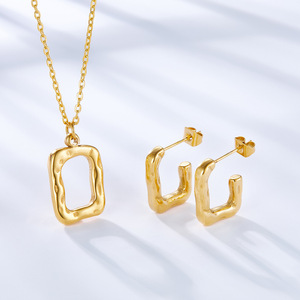 ชุดต่างหูและสร้อยคอสแตนเลสสีทองทรงเรขาคณิตสำหรับผู้หญิง ดีไซน์แบบกลวงไม่สมมาตร เครื่องประดับแฟชั่น - Product Image 3