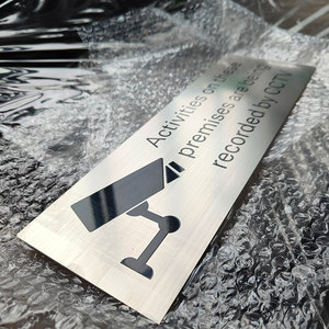 Plaque murale personnalisée en aluminium gravé - Ces locaux sont protégés par une vidéosurveillance 24h/24 et 7j/7 - Argent brossé - Product Image 1