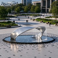 Sculpture en acier inoxydable soudé en forme de bande de Möbius, poli miroir, fontaine abstraite, élément aquatique extérieur, grandes tailles sur mesure