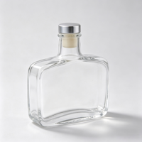 Bouteilles en verre en gros, bouteille en verre carrée plate transparente avec bouchon et capuchon argenté pour les boissons alcoolisées