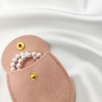 Pochettes à bijoux A1 texturées douces avec rabat incurvé, fermoir à pression doré et contour cousu, format de présentation pour bracelet