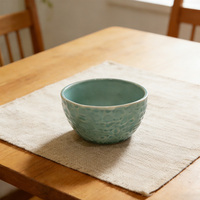Service de table en grès artisanal de 16 pièces, style européen, avec glaçure réactive turquoise et texture martelée rustique, comprenant assiettes, bols et tasses, compatible micro-ondes