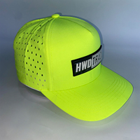 Casquette de baseball respirante à séchage rapide avec logo en patch de caoutchouc perforé au laser jaune néon et broderie latérale pour sports urbains