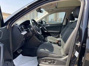 Volkswagen <span class=keywords><strong>Tiguan</strong></span> L 2.0T Essence 5 portes 5 places SUV LHD avec toit ouvrant panoramique et intérieur sombre, automatique, modèle <span class=keywords><strong>2022</strong></span>, occasion, en promotion - Product Image 3