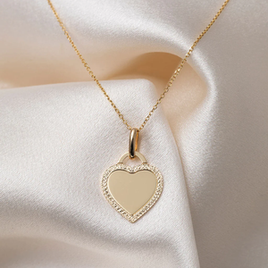 Collana Cuore Sardinia Personalizzata in Acciaio Inossidabile Placcato Oro 18K PVD con Bordo a Motivo Intricato e Catena Sottile da Donna - Product Image 3