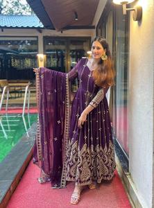 Costume Anarkali de créateur traditionnel de qualité supérieure en coton avec broderie pour fête de mariage pour femmes - Product Image 5