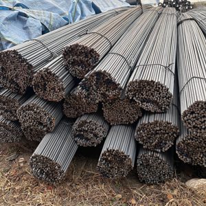 Barres d'armature déformées conformes aux normes européennes B500B EN 10080 ASTM A615 Gr.60 pour ponts, projets d'infrastructure et de béton en Europe - Product Image 4