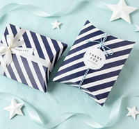 Boîte cadeau pliable en carton recyclé à rayures diagonales multicolores, en forme d'oreiller, avec doublure en éponge, ruban en satin et étiquette suspendue pour mariage