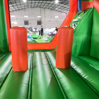 Château gonflable commercial à thème football pour enfants avec toboggan