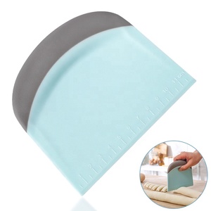 Raspador de masa de plástico para repostería, cortador de masa de pastel Flexible, raspador de banco con medición, disponible