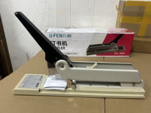 <span class=keywords><strong>Agrafeuse</strong></span> manuelle en métal robuste YF9993, <span class=keywords><strong>agrafeuse</strong></span> à <span class=keywords><strong>bras</strong></span> <span class=keywords><strong>long</strong></span> pour couches épaisses, convient pour agrafes jusqu'à 200 pages. - Product Image 3