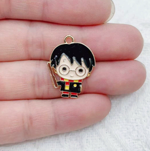 Liontin Kartun Sekolah Sihir Berlapis Emas dari Paduan Seng dengan Enamel untuk Pembuatan Perhiasan Hadiah Unik, Mode Terbaru 2026 - Product Image 3