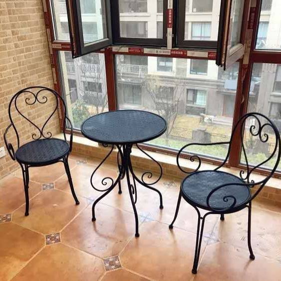 03 noir mat-1 table 2 chaises