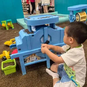 Aire de jeux pour enfants de style jardin entourée de plantes vertes alliant proximité avec la nature et le jeu - Product Image 4