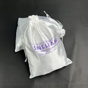 Bolsa de satén blanca personalizada con cordón, bolsa de satén de seda con cordón y logotipo impreso para empaque de regalo de pelucas. - Product Image 4