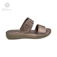 Sandales plates confortables pour femmes à double bride auto-agrippante, bout fermé et doublure en cuir – Vente en gros